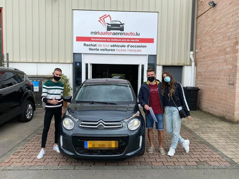 Cliente remettant les clés de sa Citroën après un rachat chez nousachetonsvotrevoiture.lu